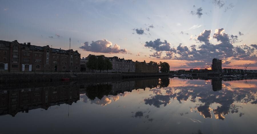 Kvällsvy över Gavleån med Alderholmen och Fullriggaren. Foto Daniel Bernstål.