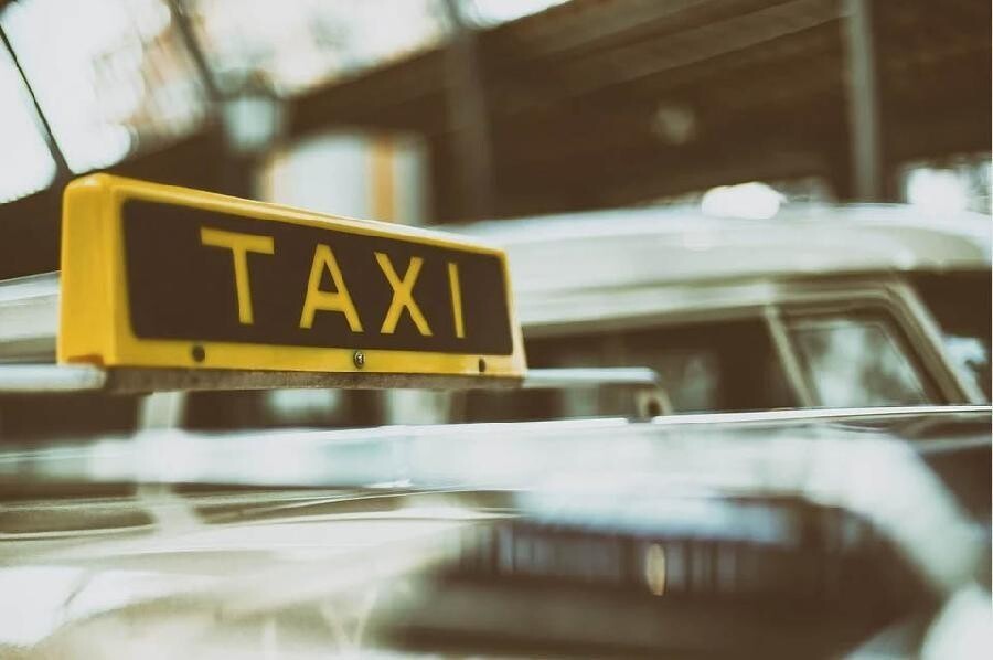 Ny rapport föreslår en reformerad taxibransch med licensavgift.