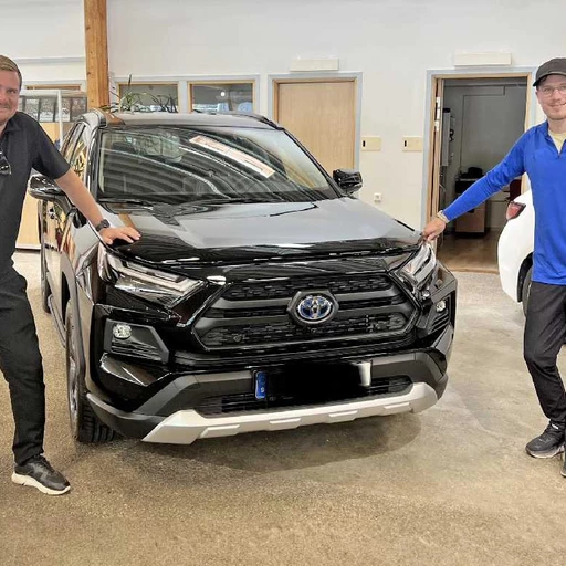 Leverans av svart Adventure RAV4 Hybrid