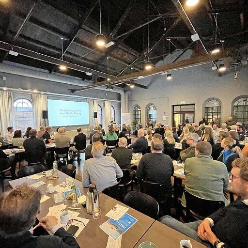 Fullsatt frukostmöte med tre enkla steg för företagsutveckling