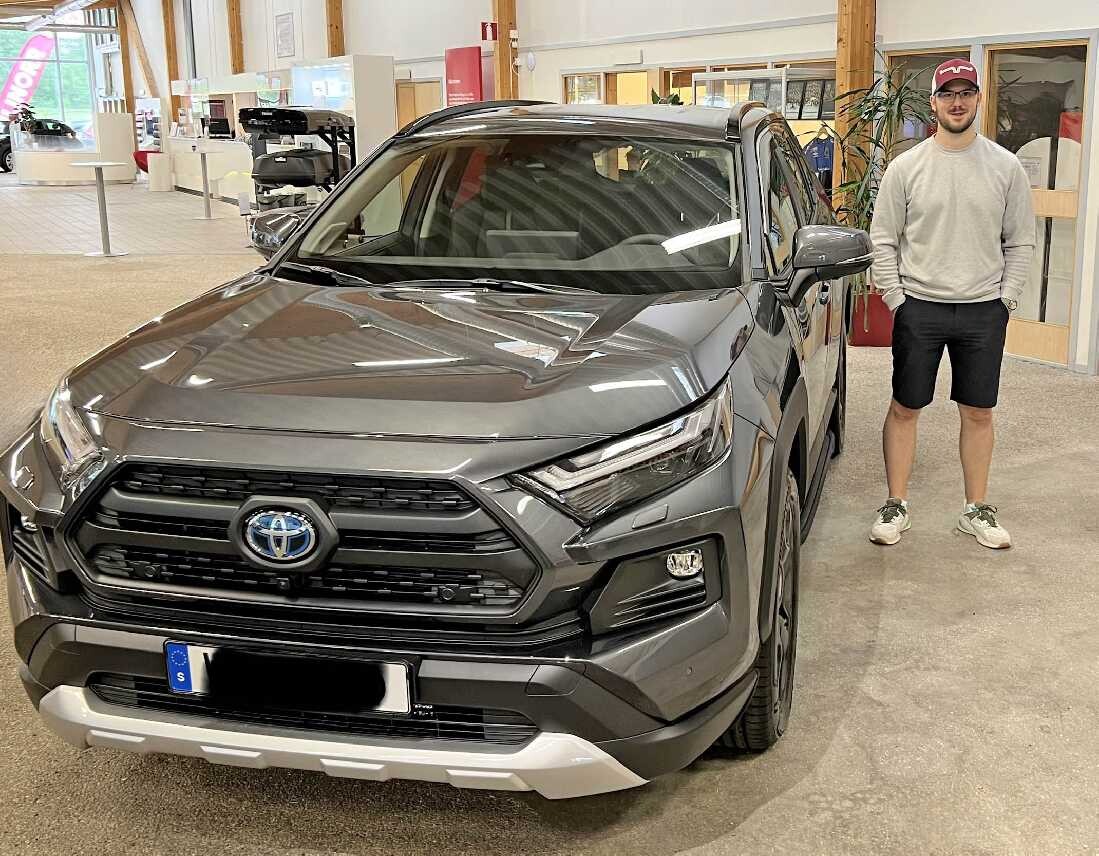 David Åkerblom hämtade ut sin andra Toyota RAV4 på Toyota, Bilinorr Gävle.