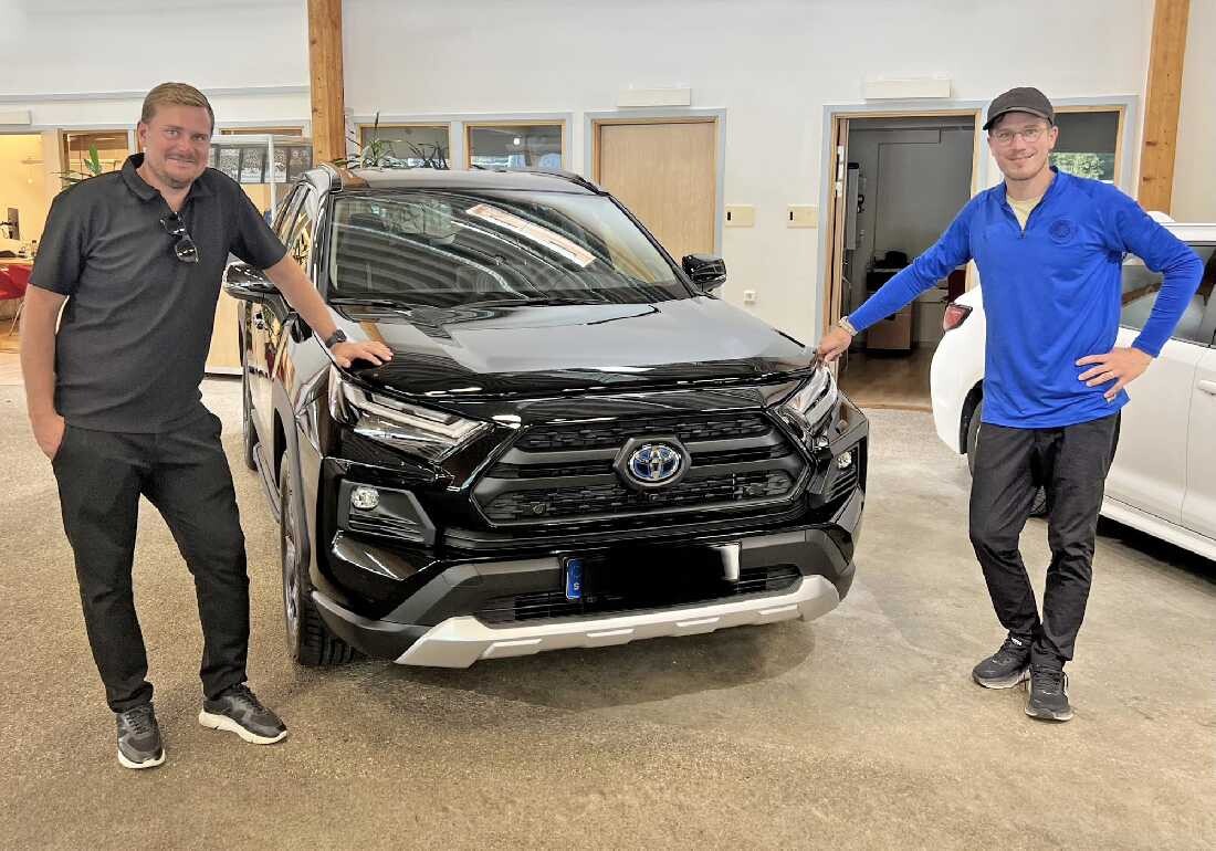 Leverans av svart Adventure RAV4 Hybrid.