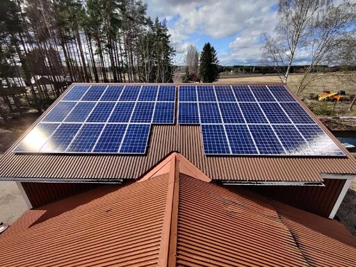 Satsa på solenergi och lagring med hjälp av lokal leverantör