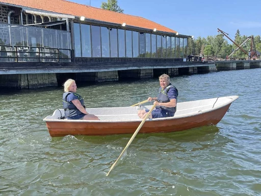 Husbilsgäster får låna roddbåt vid Axmar Brygga