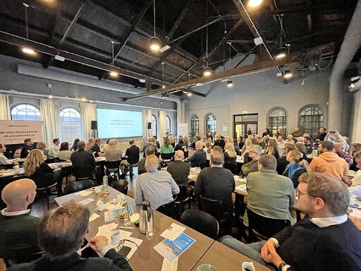 Fullsatt frukostmöte med tre enkla steg för företagsutveckling